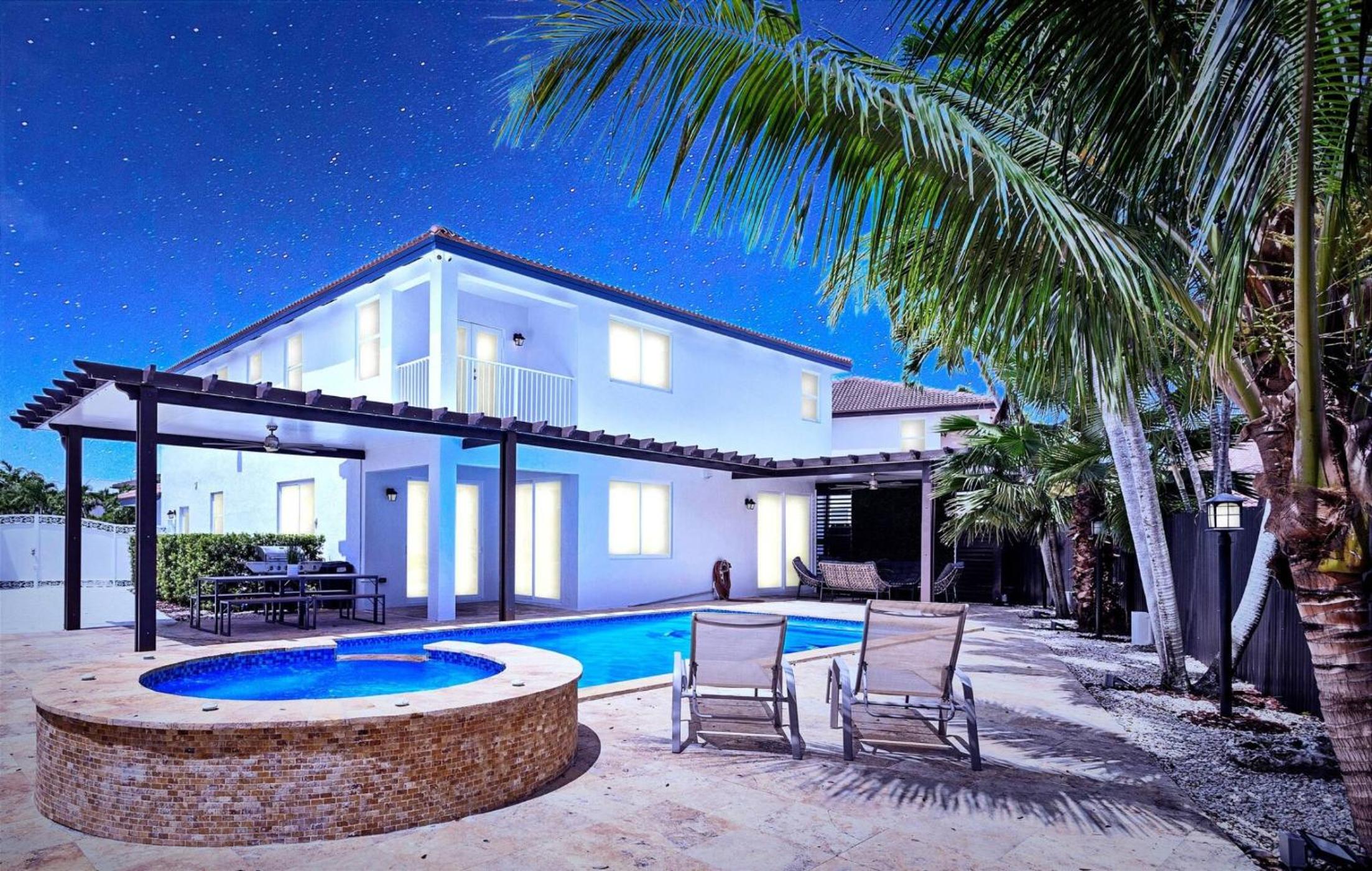 Luxe Villa 5BR I Pool Jacuzzi Fire Pit Piano
