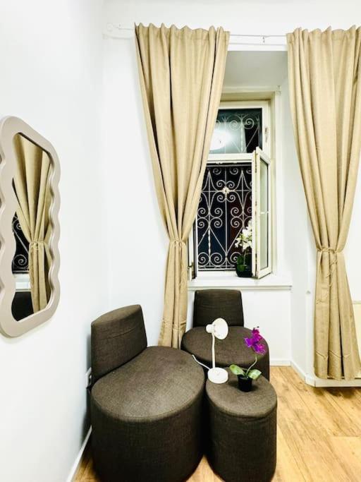 Cozy 9BR Apartment for 18 Near Augarten