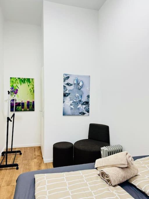 Cozy 9BR Apartment for 18 Near Augarten