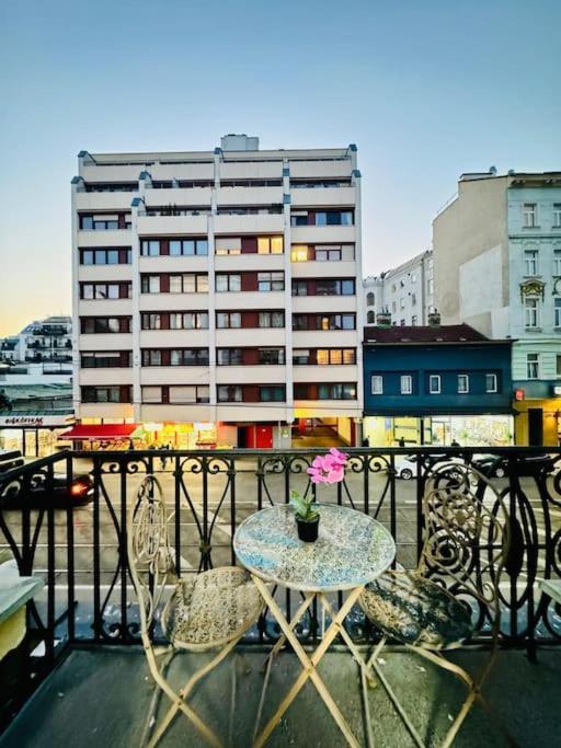 Cozy 9BR Apartment for 18 Near Augarten