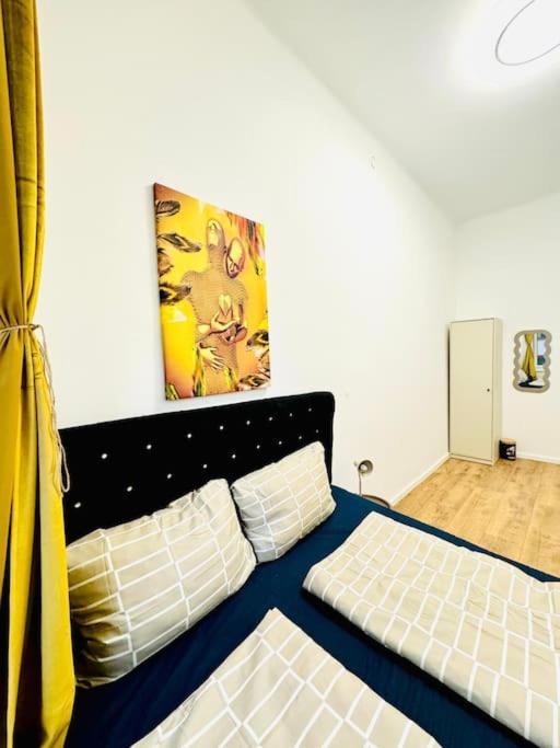 Cozy 9BR Apartment for 18 Near Augarten