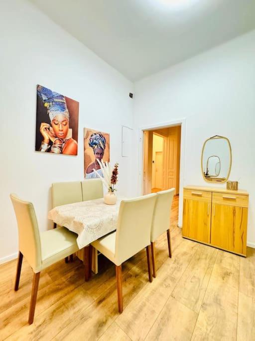 Cozy 9BR Apartment for 18 Near Augarten