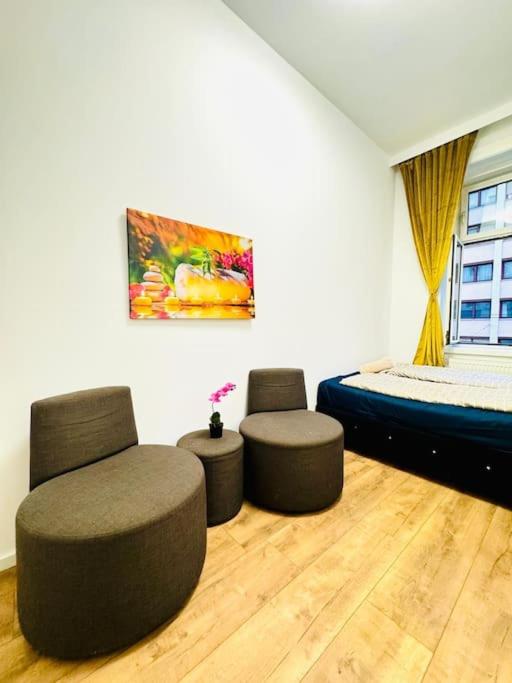 Cozy 9BR Apartment for 18 Near Augarten