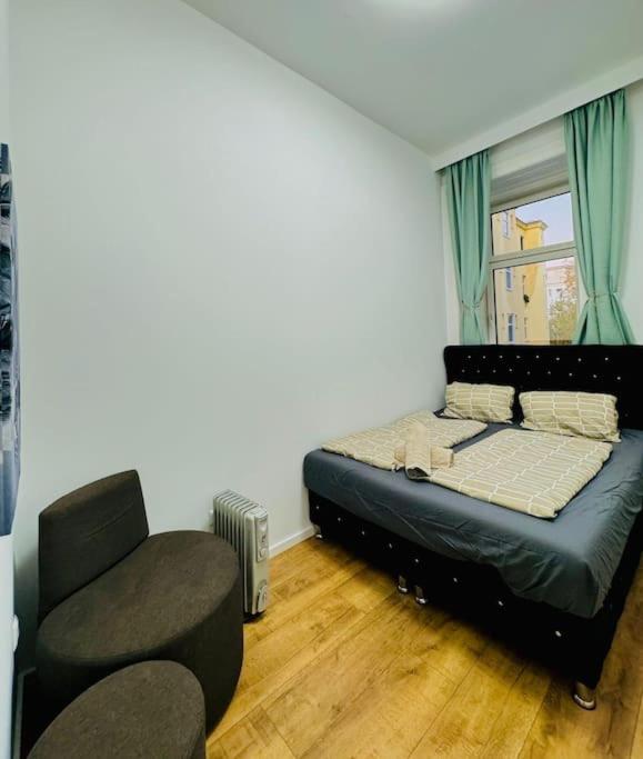 Cozy 9BR Apartment for 18 Near Augarten