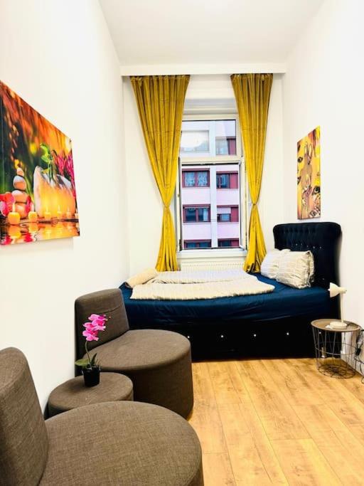 Cozy 9BR Apartment for 18 Near Augarten