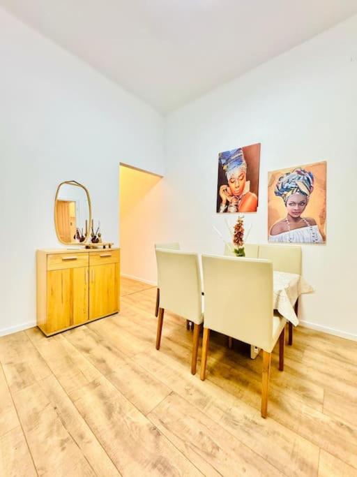 Cozy 9BR Apartment for 18 Near Augarten