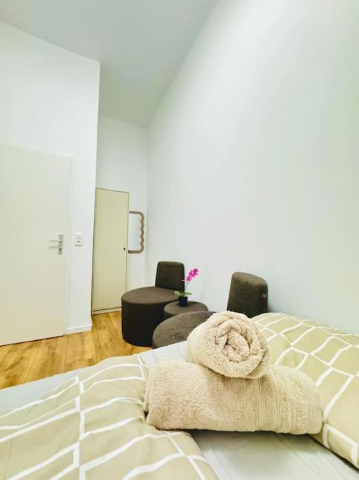 Cozy 9BR Apartment for 18 Near Augarten