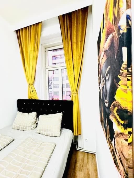 Cozy 9BR Apartment for 18 Near Augarten