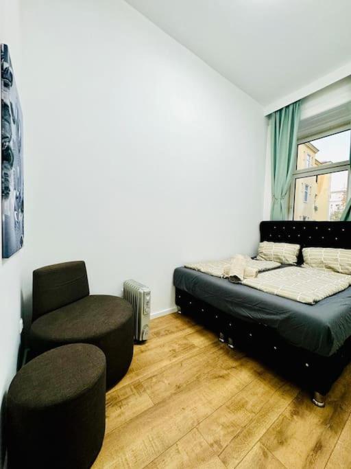 Cozy 9BR Apartment for 18 Near Augarten