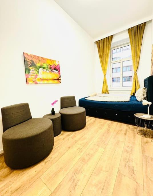 Cozy 9BR Apartment for 18 Near Augarten