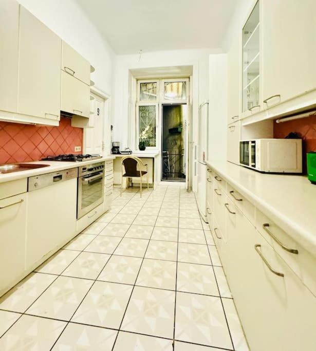 Cozy 9BR Apartment for 18 Near Augarten