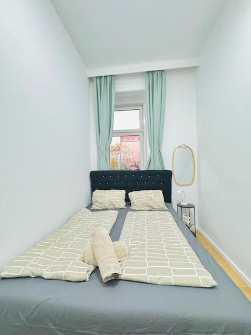 Cozy 9BR Apartment for 18 Near Augarten