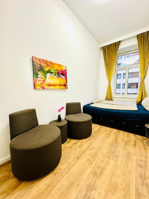 Cozy 9BR Apartment for 18 Near Augarten