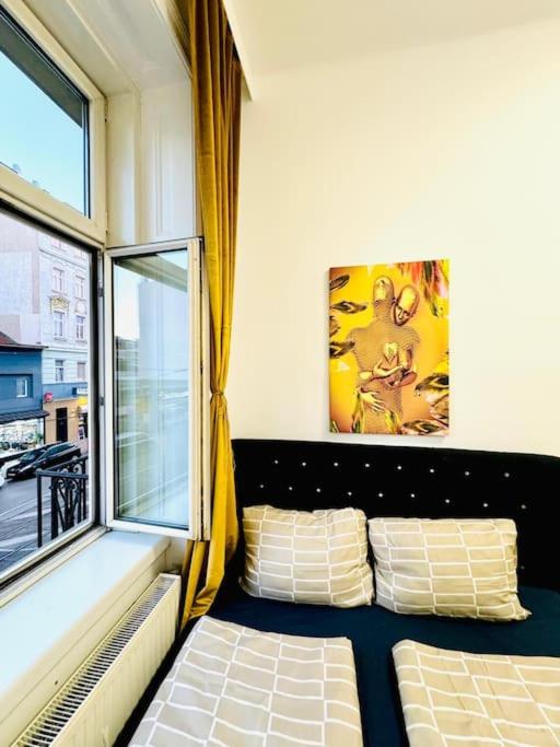 Cozy 9BR Apartment for 18 Near Augarten