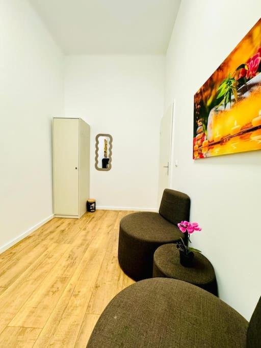 Cozy 9BR Apartment for 18 Near Augarten