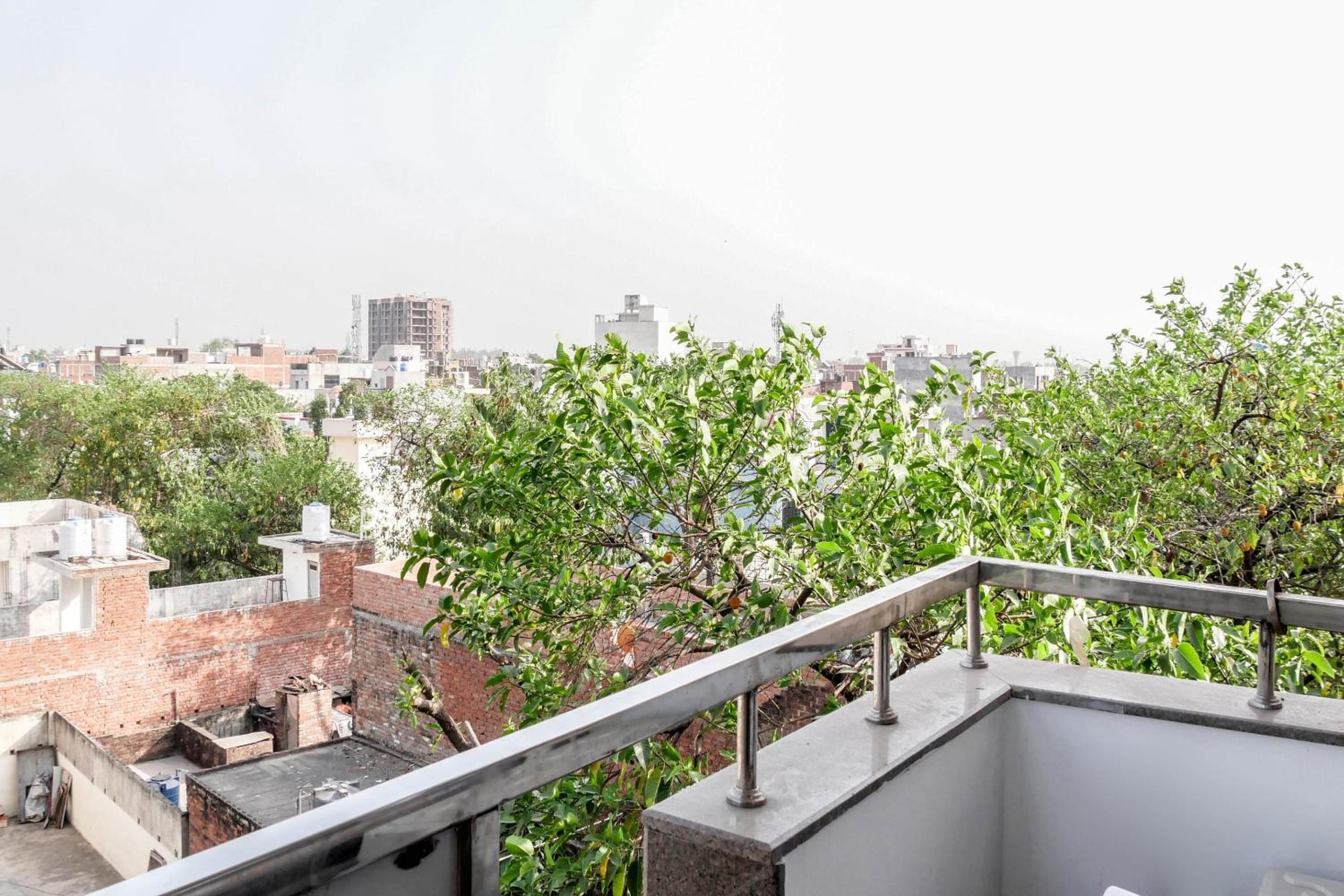 Collection O Hotel Day & Night view 2