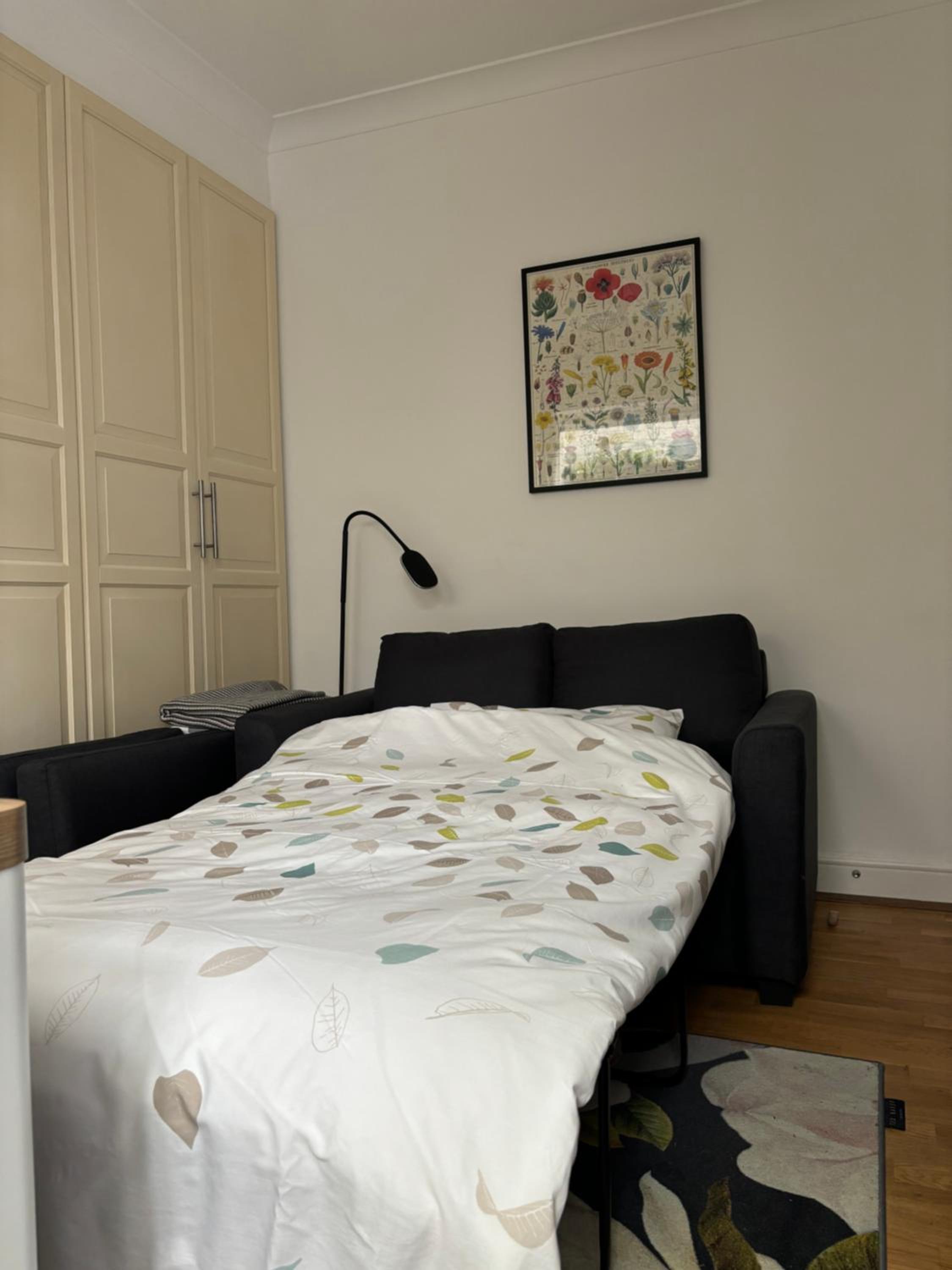 Kensington apartment with 2 bedrooms 1 living room and Patio