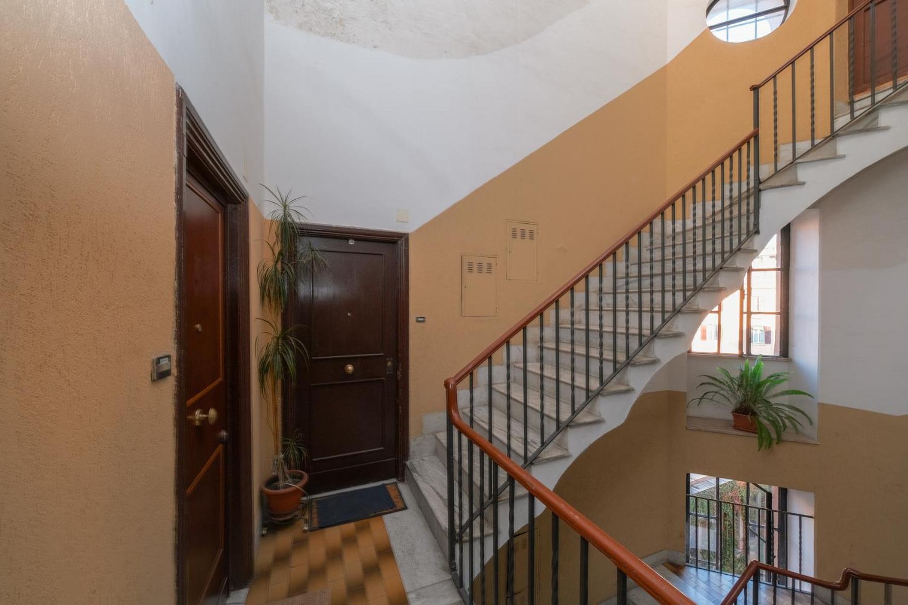 Elena's Apartment - Piramide Metro Station