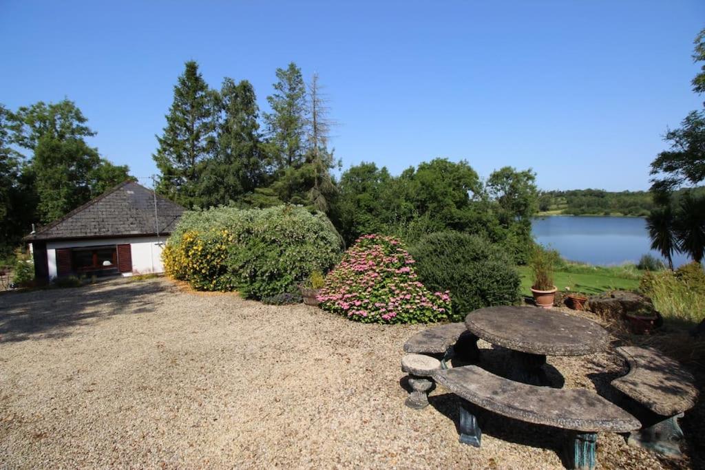 LAKESIDE COTTAGE - Familiy, Golfing & Fishing view 2