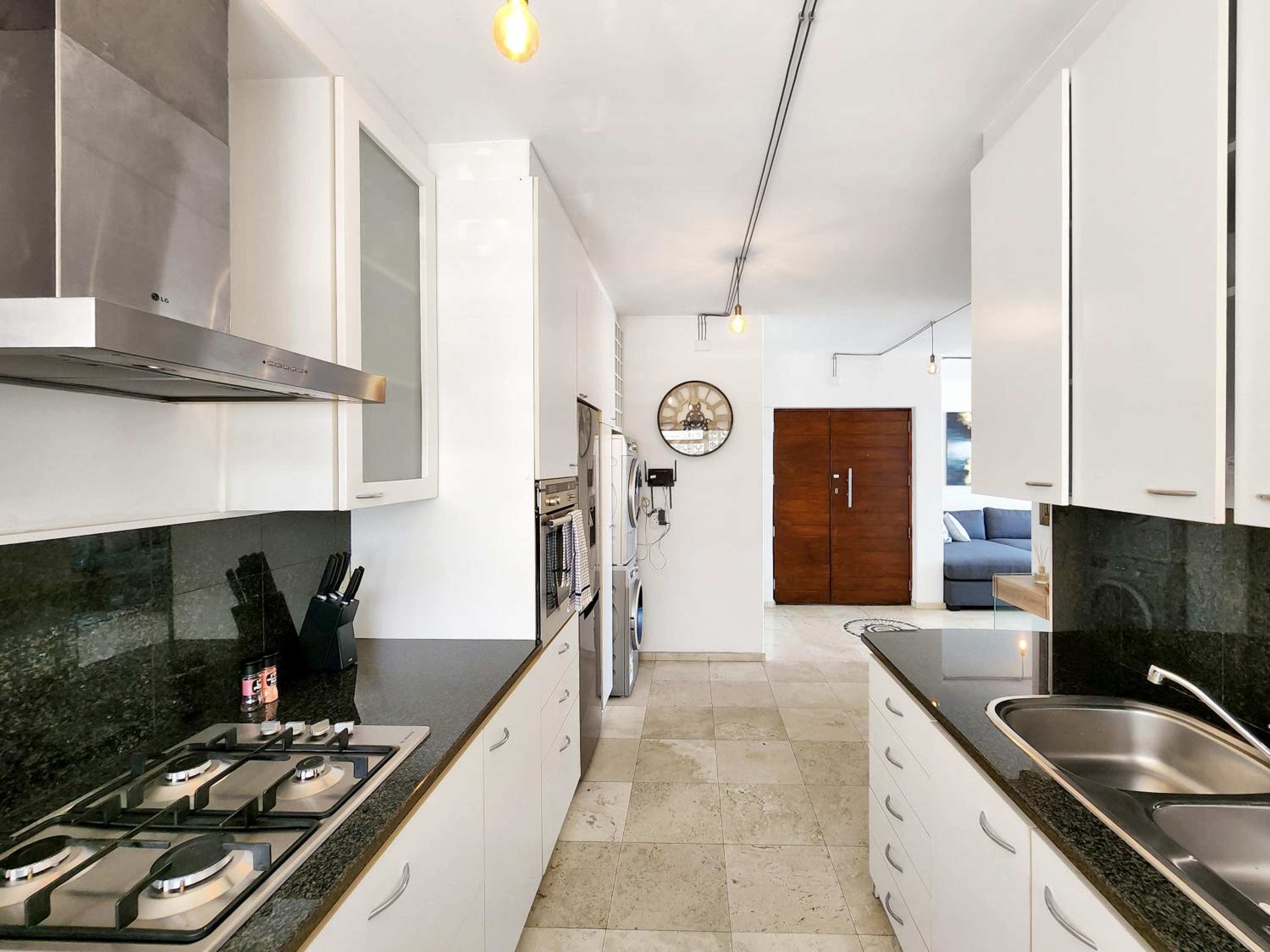Trendy apartment with sea Views and excellent location