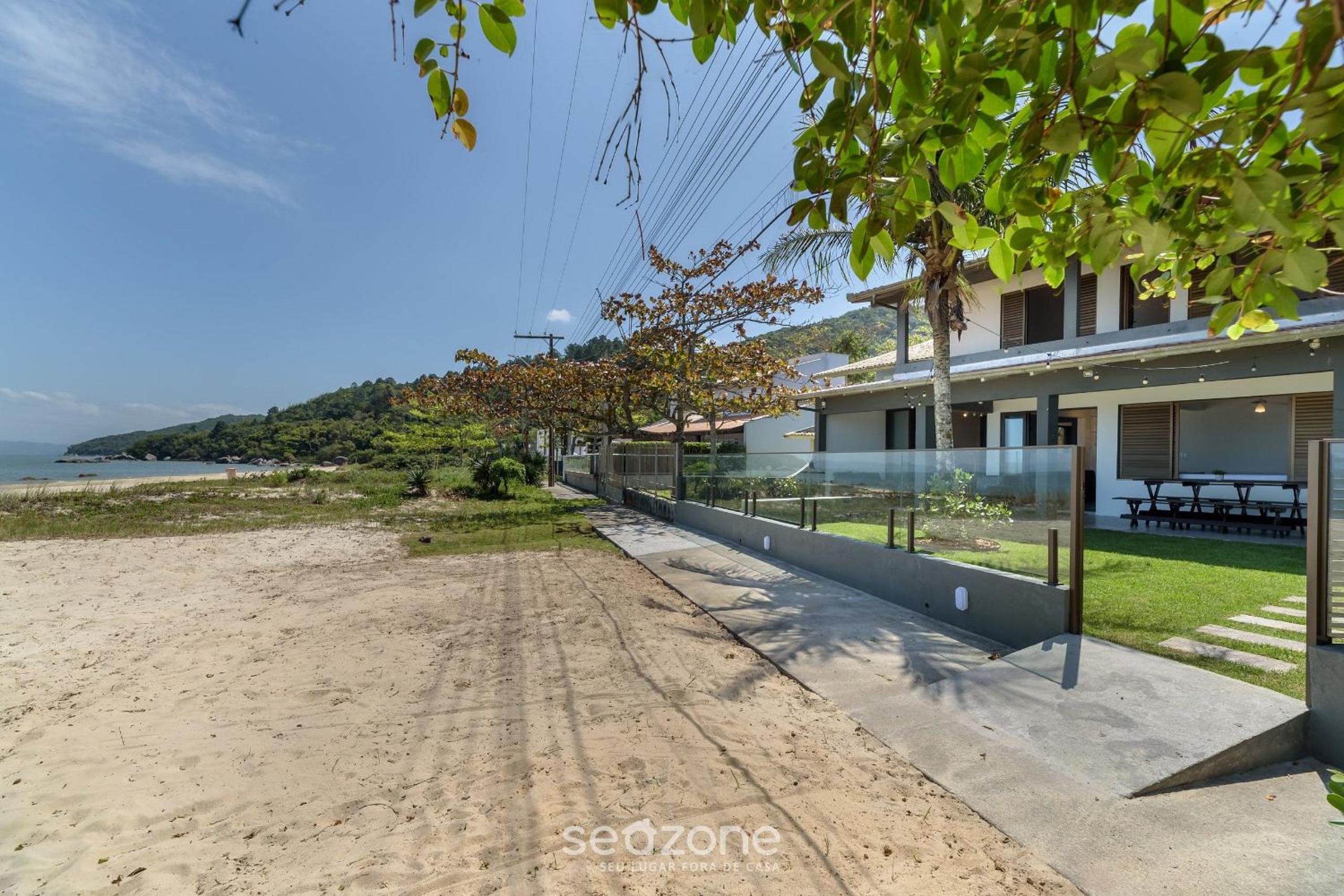 6BR Beachfront Home in Bombinhas ABM0101