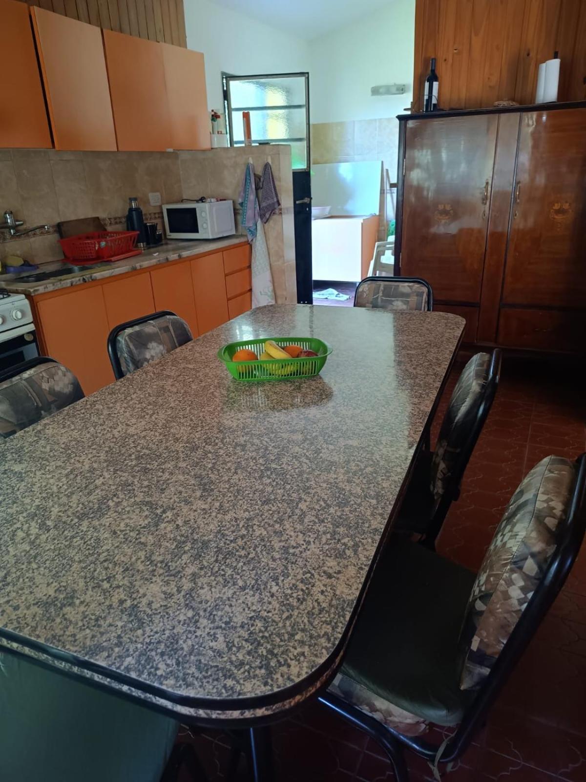 Casa con Pileta y Jardín a tres cuadras del Lago