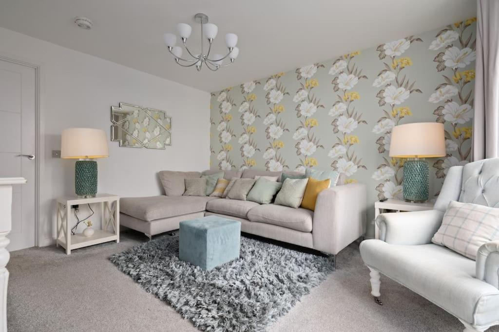3BDR House By Vista Stays Short Lets & Serviced Accommodation Glasgow Scotland With Driveway Parking and PS4 view 3