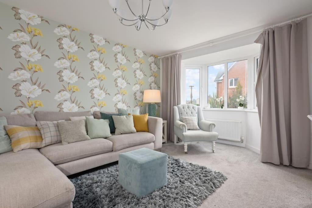 3BDR House By Vista Stays Short Lets & Serviced Accommodation Glasgow Scotland With Driveway Parking and PS4 view 5