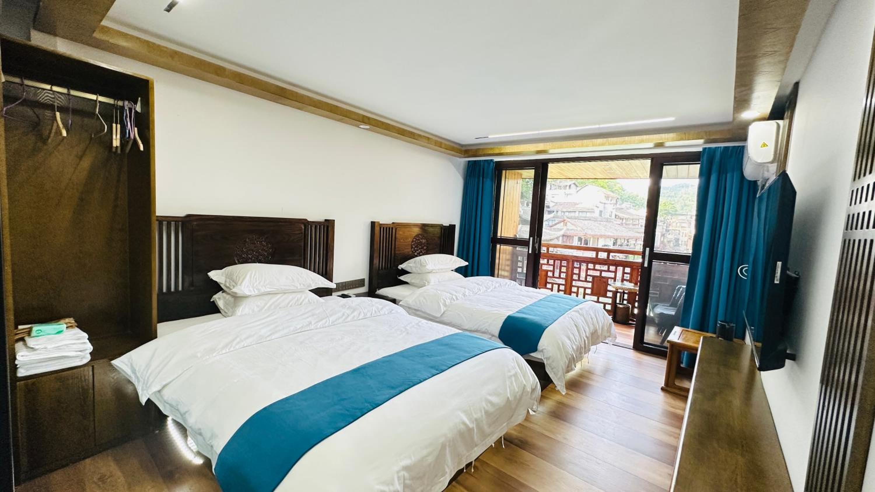 LQJ Riverside Guest House