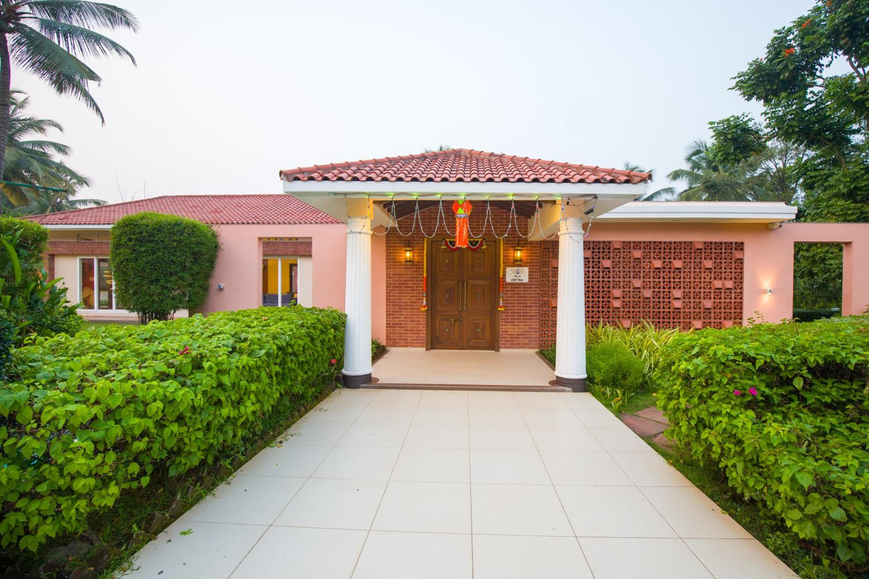 ELIVAAS 4 BHK With Pvt Poo & Gaming Room - Liora