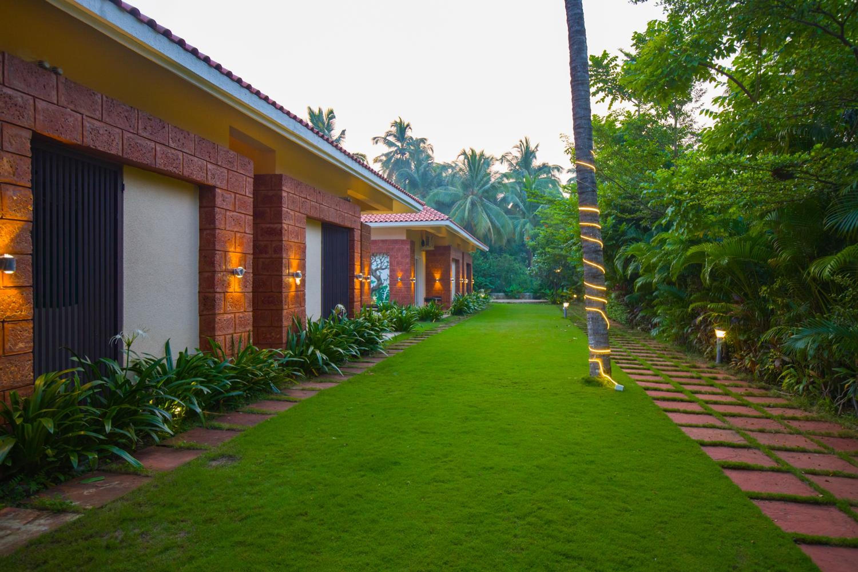 ELIVAAS 4 BHK With Pvt Poo & Gaming Room - Liora