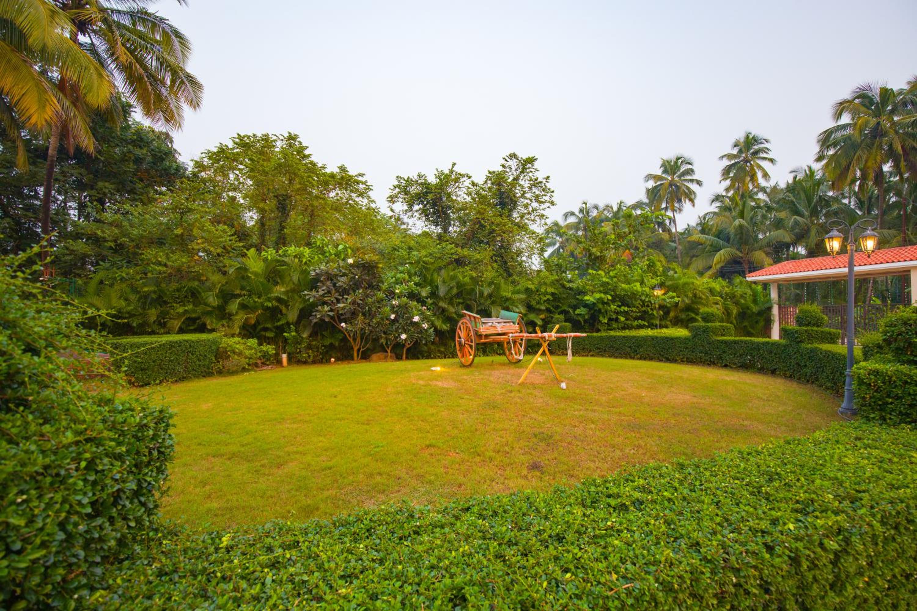 ELIVAAS 4 BHK With Pvt Poo & Gaming Room - Liora