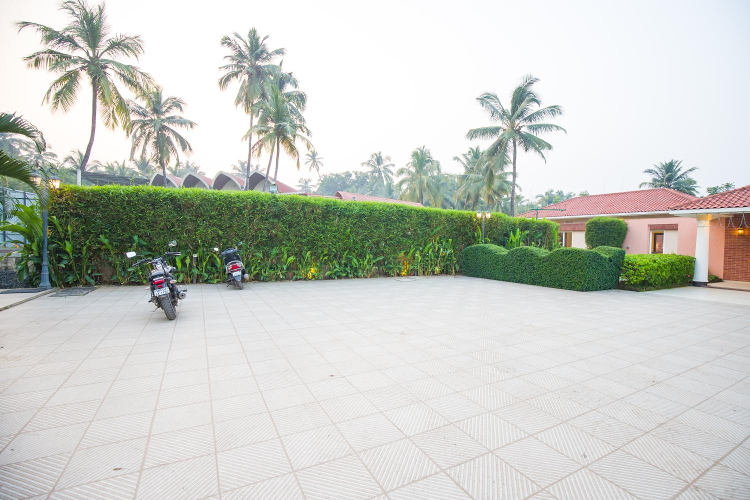 ELIVAAS 4 BHK With Pvt Poo & Gaming Room - Liora