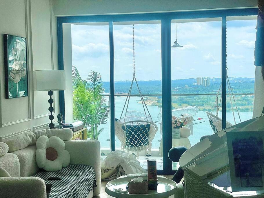 Country Garden Danga Bay Suite by Nest Home