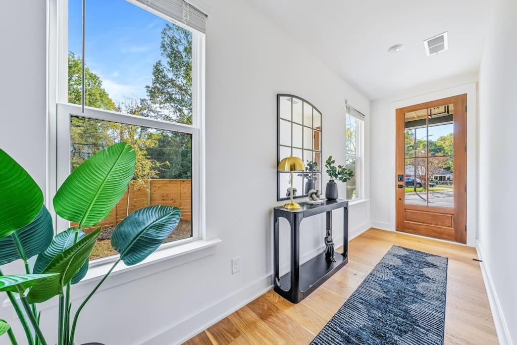 Modern 4BR Retreat in Uptown! view 3