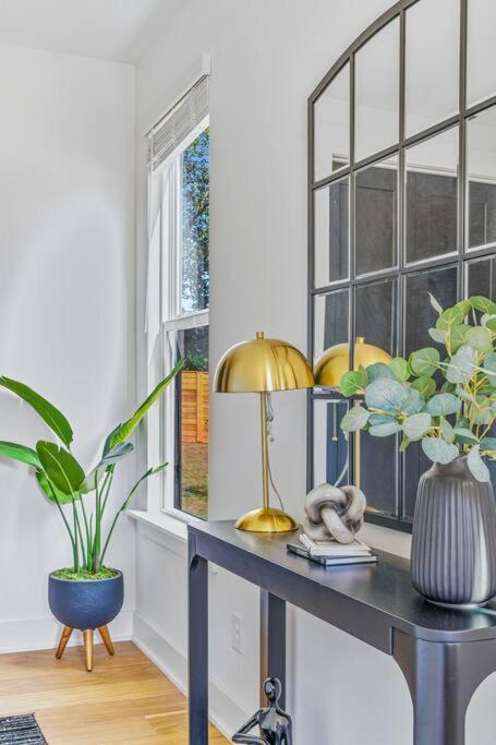 Modern 4BR Retreat in Uptown! view 4