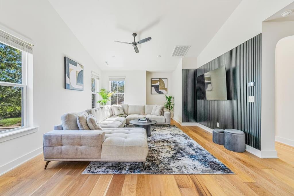 Modern 4BR Retreat in Uptown! view 5