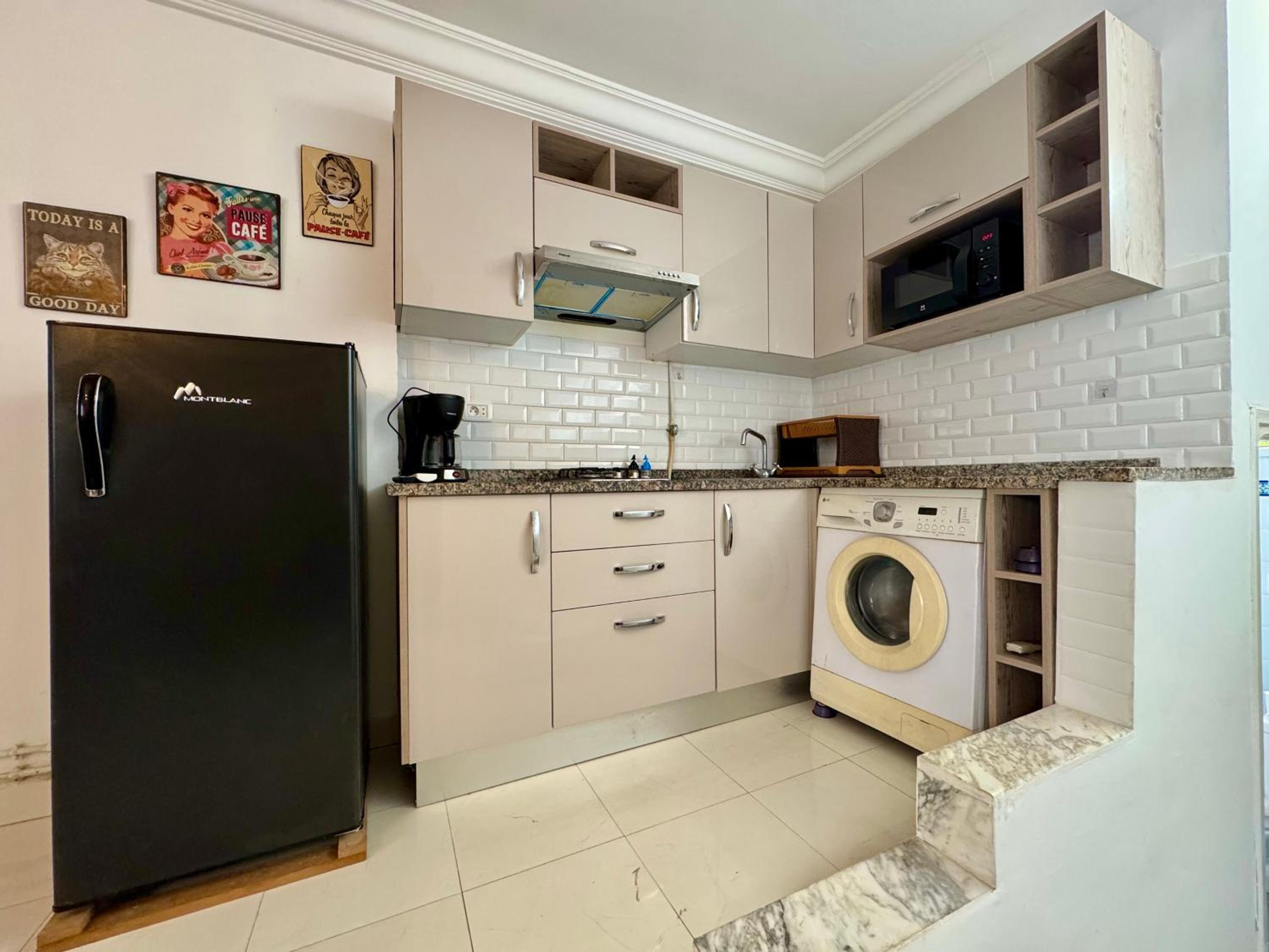 Paul: 1bd Perfect location heart of La Marsa view 3