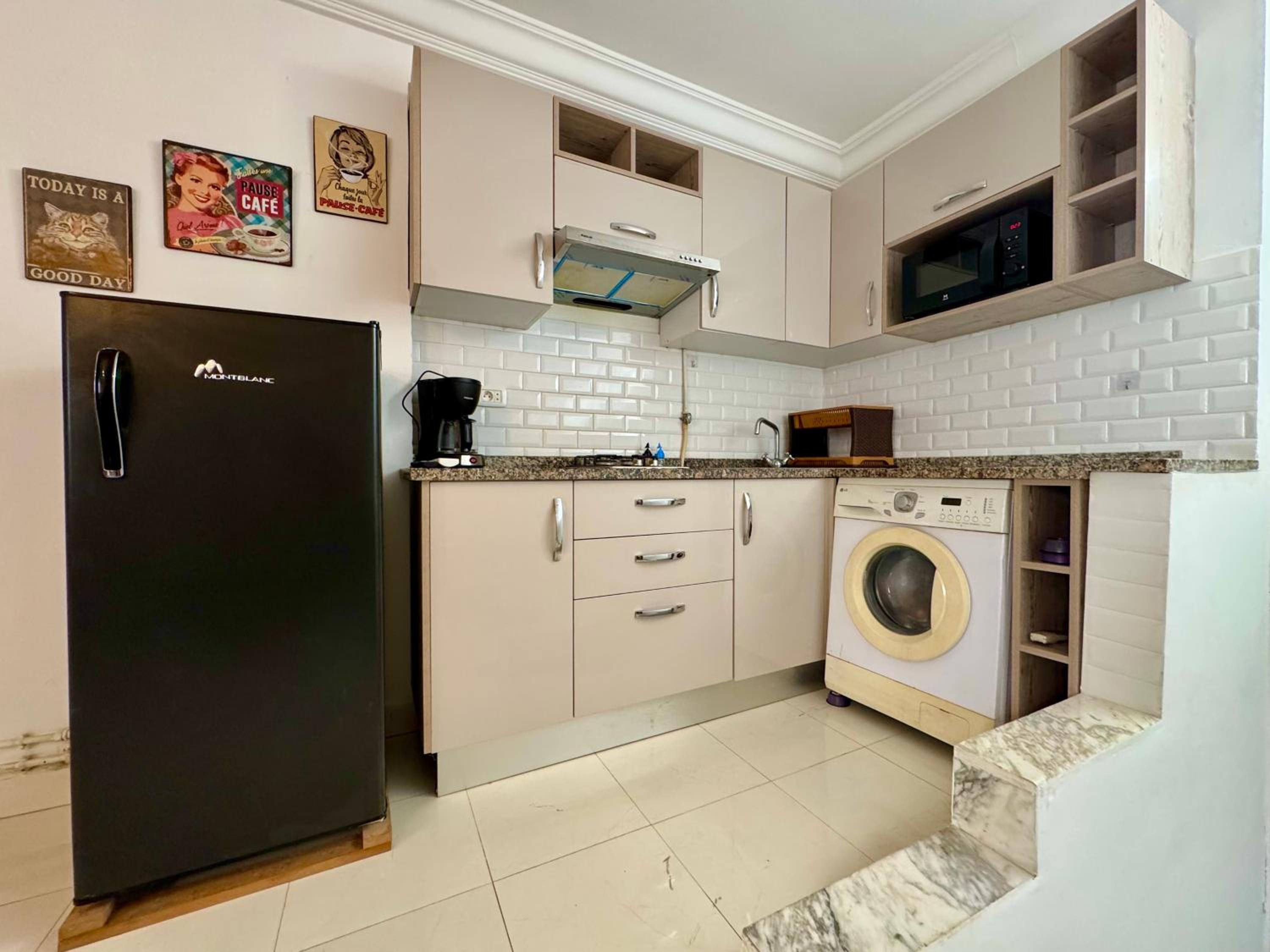Paul: 1bd Perfect location heart of La Marsa view 4