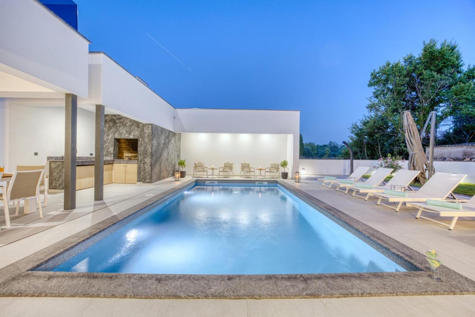 Villa Elena - CROWONDER LUXURY RENT view 3