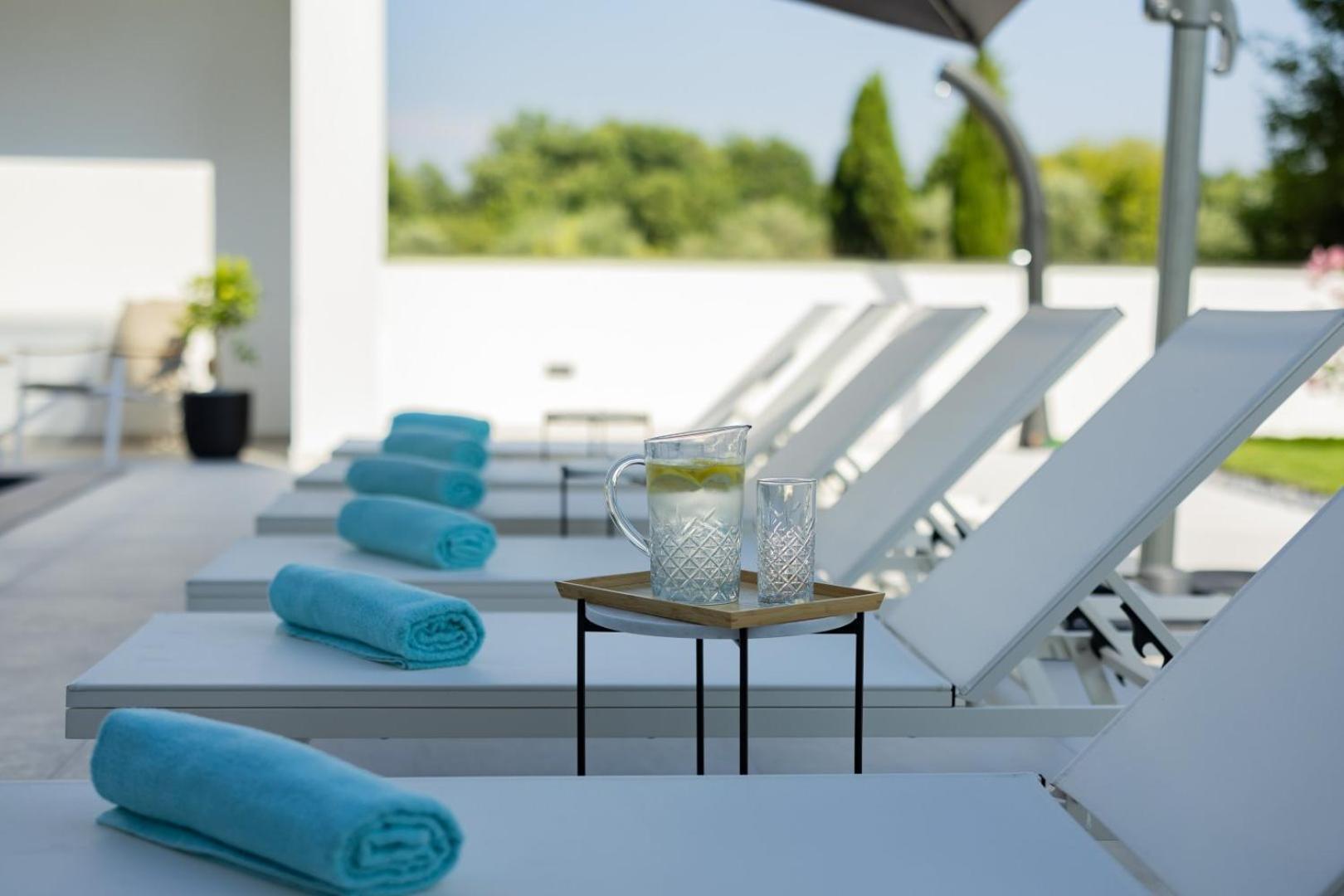 Villa Elena - CROWONDER LUXURY RENT view 4