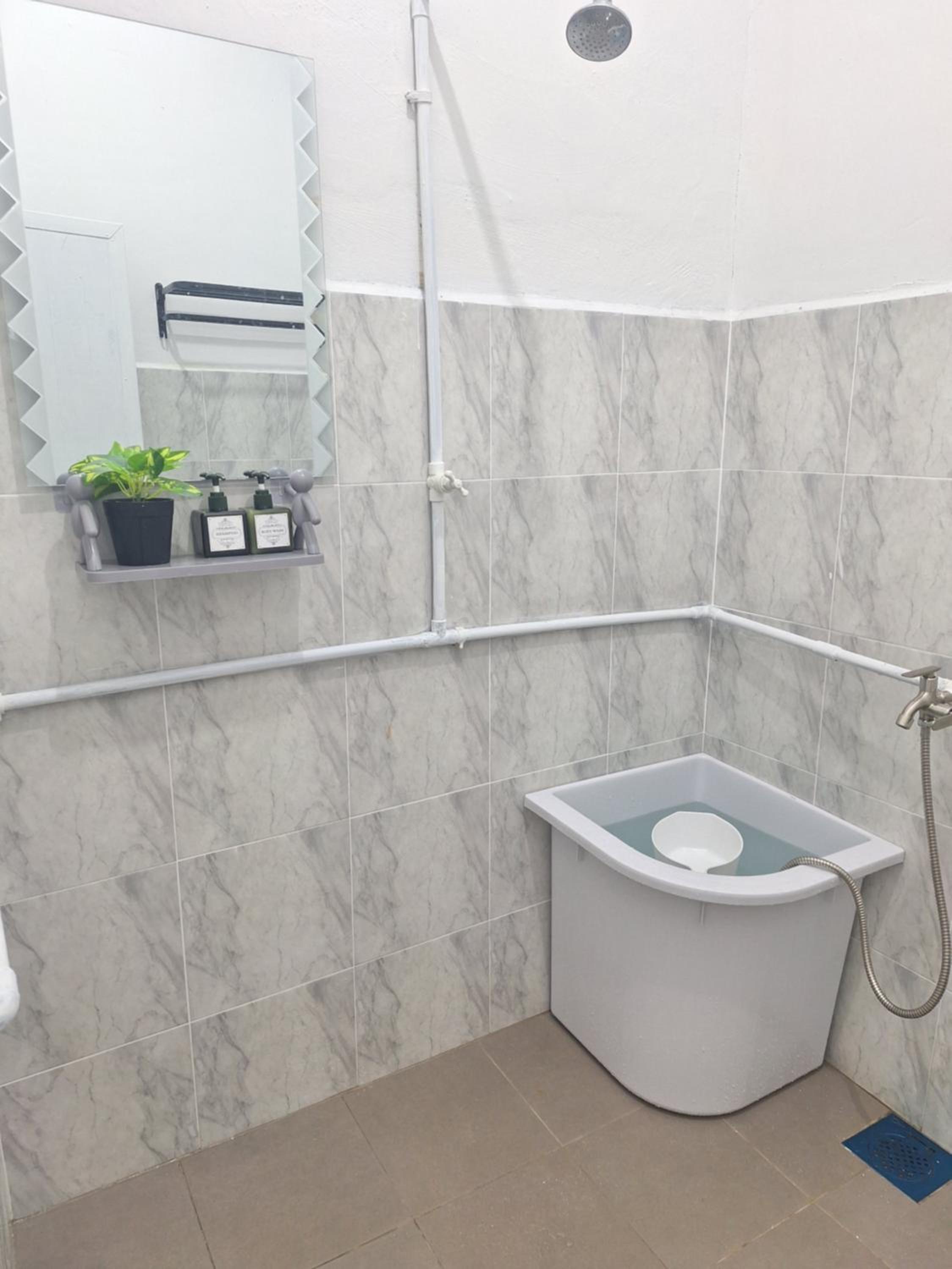 Studio Room Bourgenvilla Jalan Budiman Batu Burok KTrg photo 6