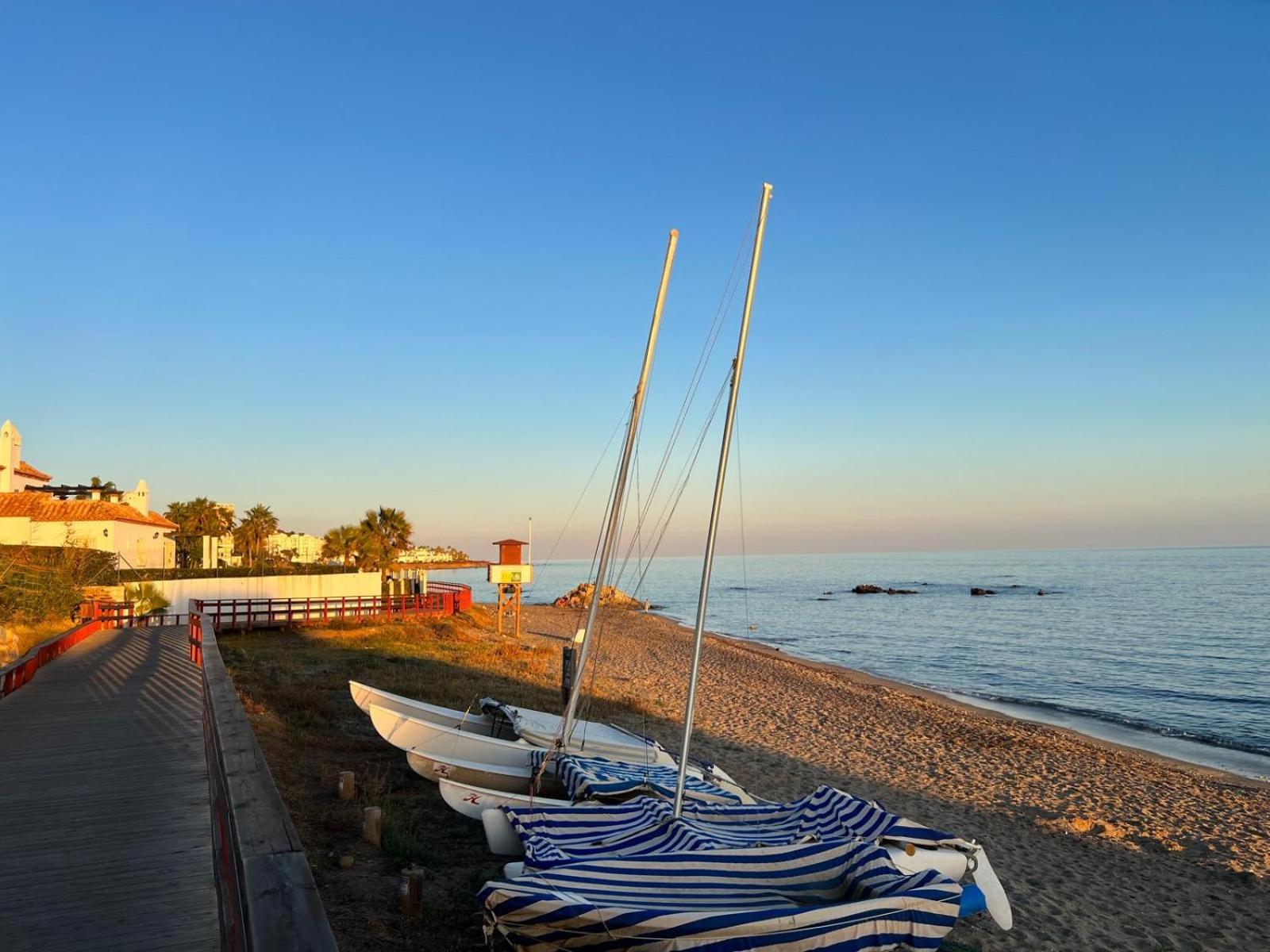 NEW cozy, spacious & modern apt, 100m from the beach, restaurants, bars view 5