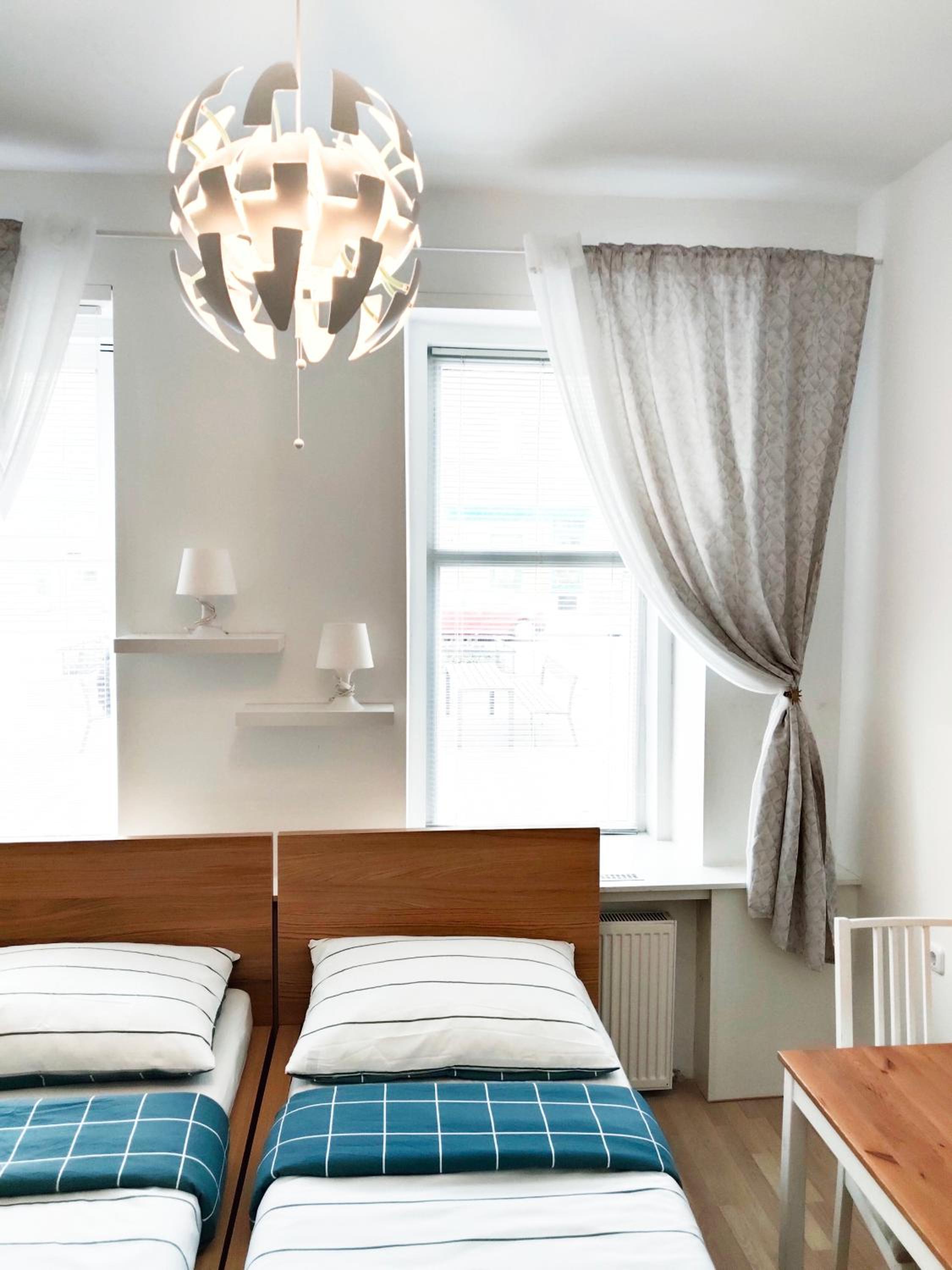 FAVORIT-ROOMS , direkt Metro connection U1 to Centralstation , City-Center and Airport