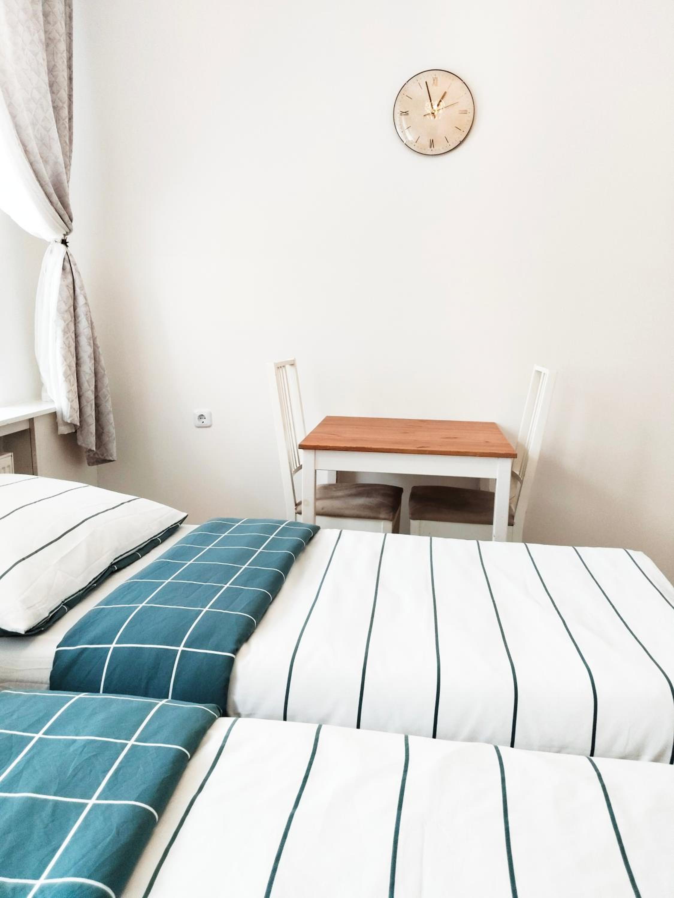 FAVORIT-ROOMS , direkt Metro connection U1 to Centralstation , City-Center and Airport