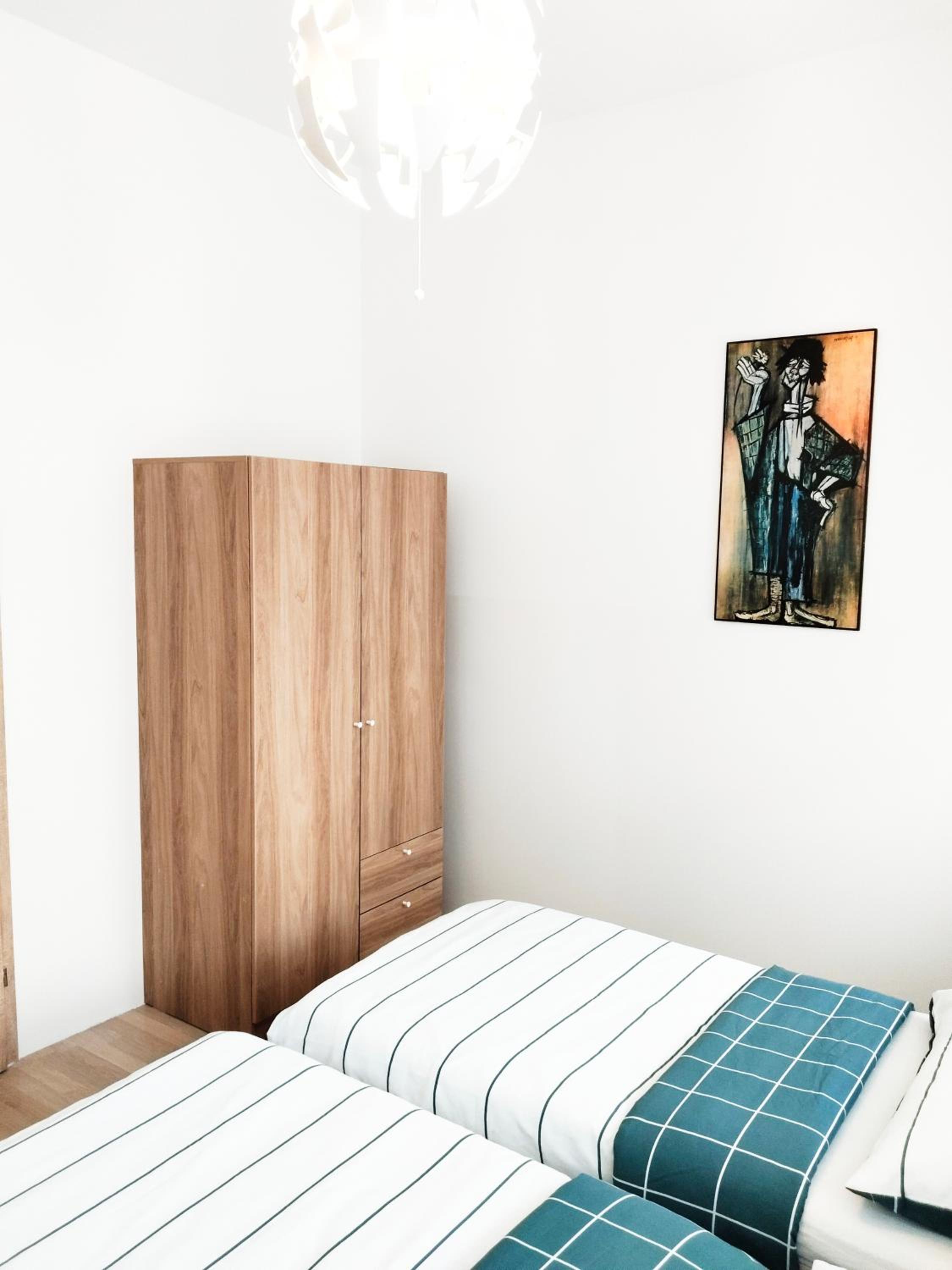 FAVORIT-ROOMS , direkt Metro connection U1 to Centralstation , City-Center and Airport