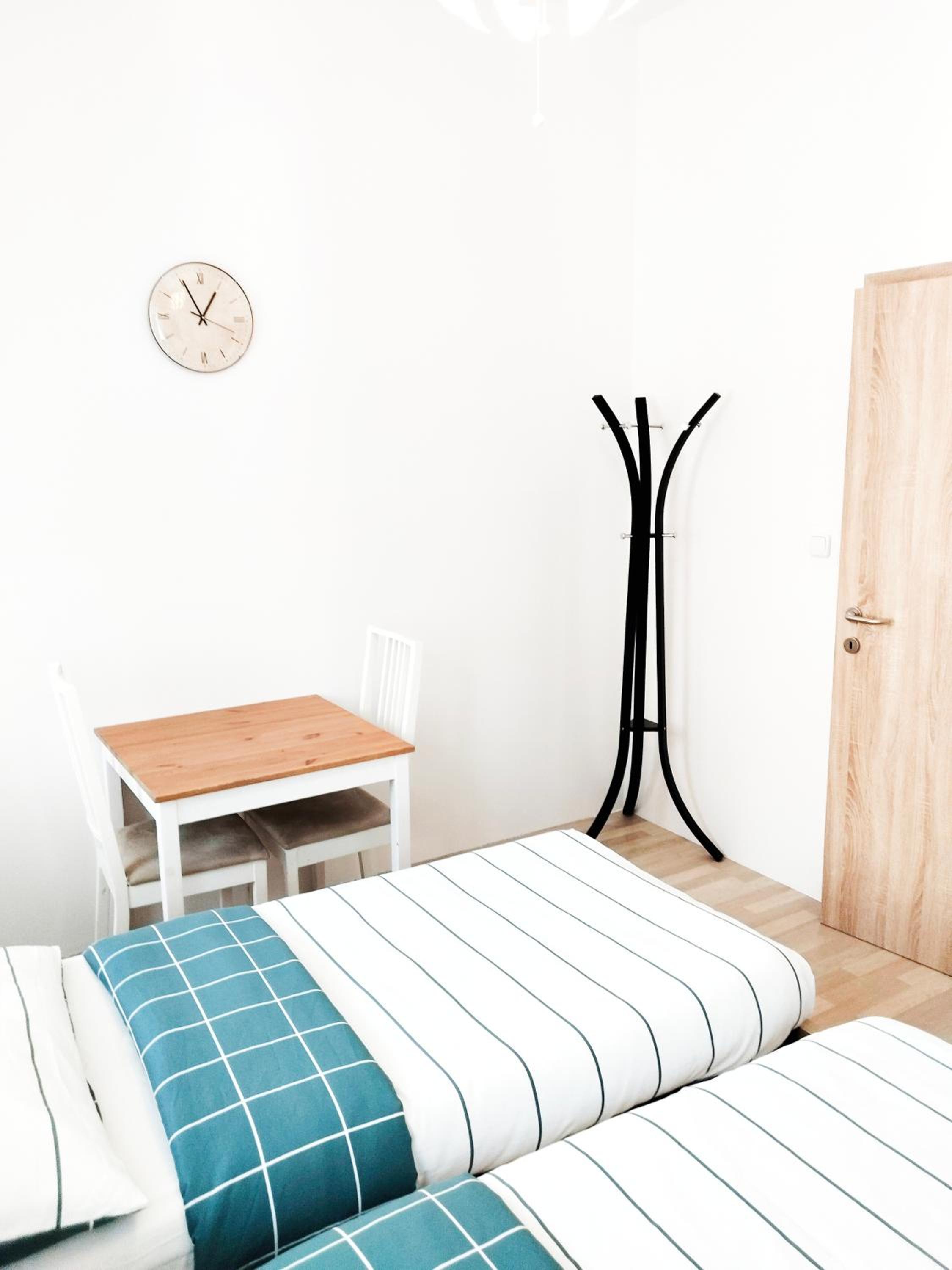 FAVORIT-ROOMS , direkt Metro connection U1 to Centralstation , City-Center and Airport