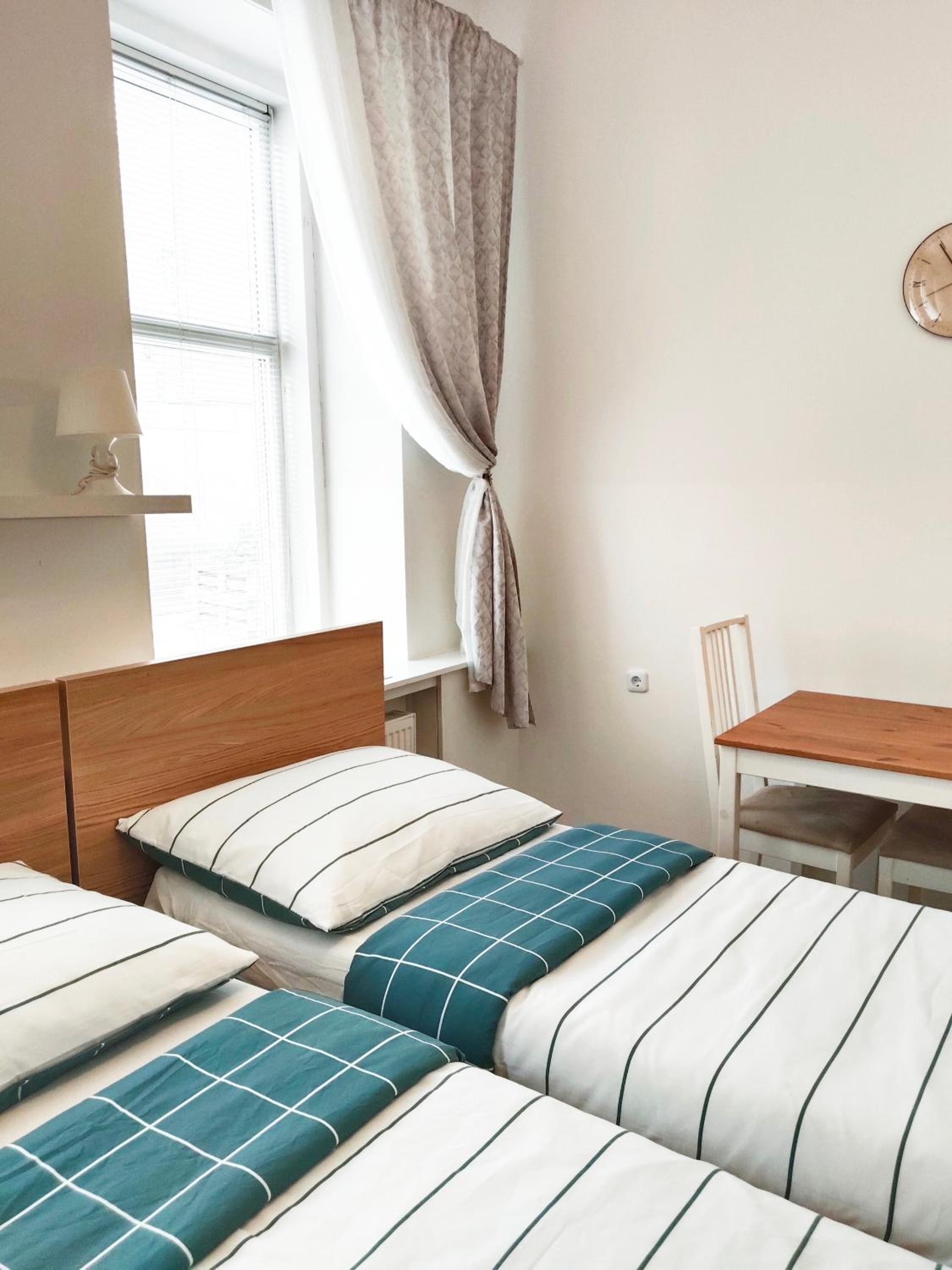 FAVORIT-ROOMS , direkt Metro connection U1 to Centralstation , City-Center and Airport