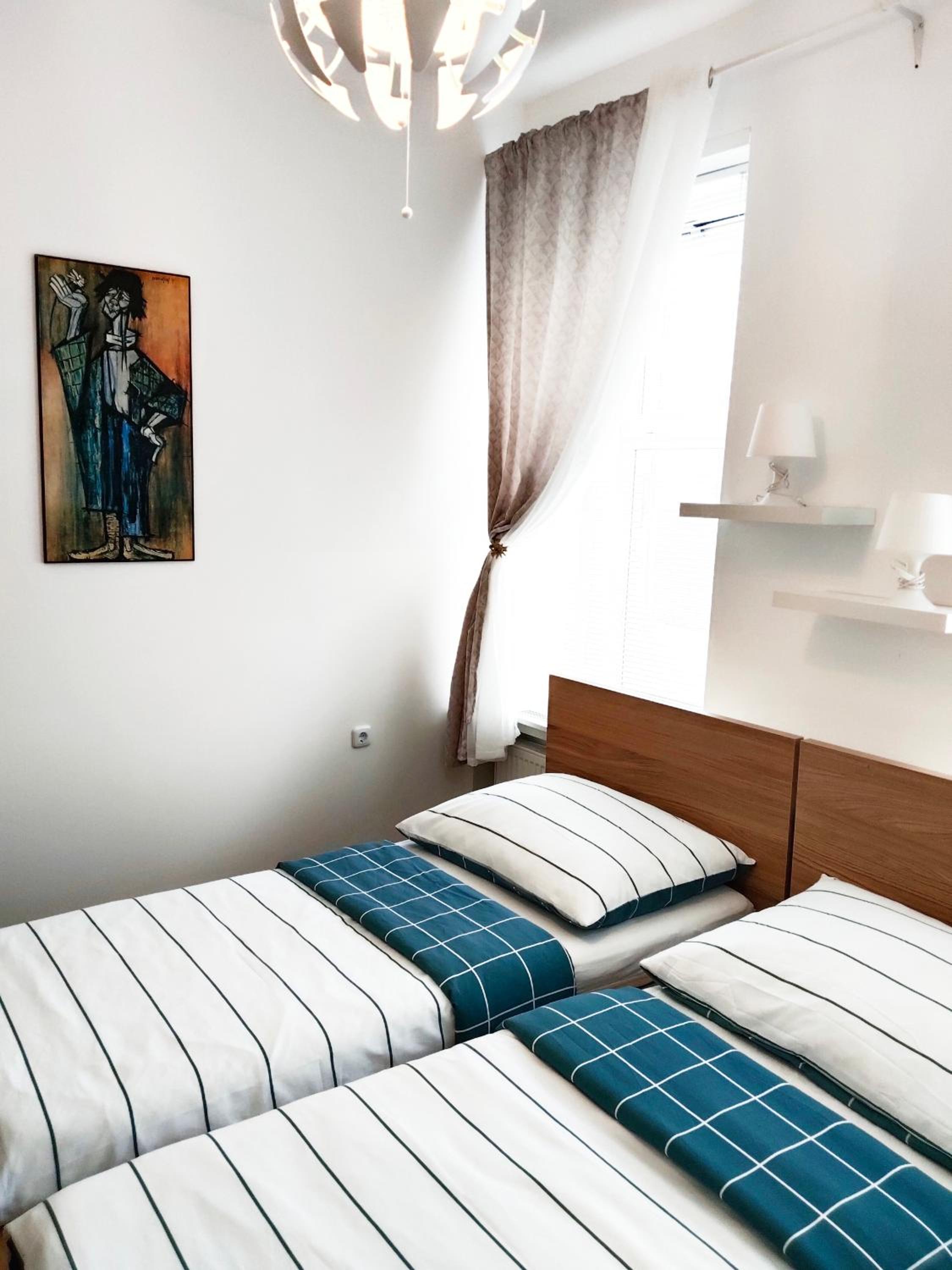 FAVORIT-ROOMS , direkt Metro connection U1 to Centralstation , City-Center and Airport