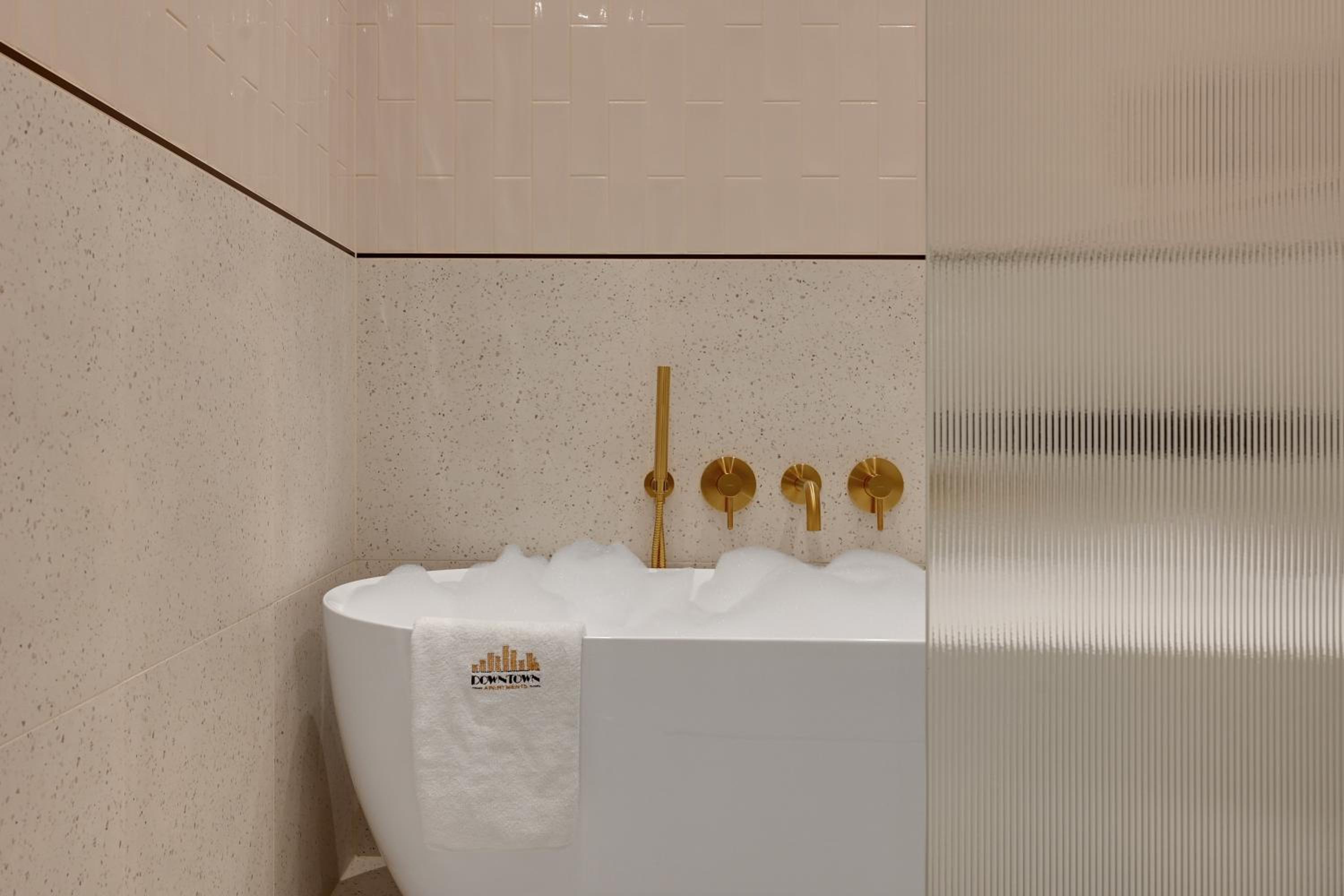 Brabank Riverside Premium Suites & Free Parking by Downtown Apartments